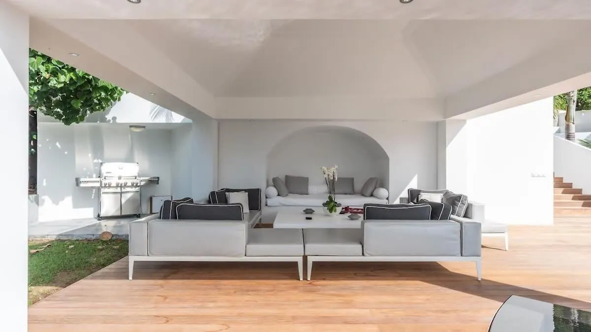 Grand Classic Villa with Stunning Islands Views Quartier de Lorient