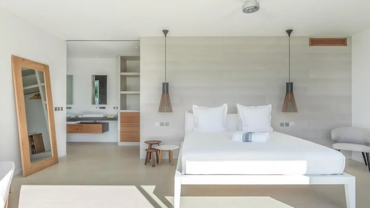 Grand Classic Villa with Stunning Islands Views Quartier de Lorient